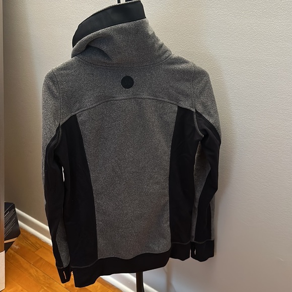 Lululemon Post Chaturanga Pullover Black /
Ambient Grey Pockets Thumbholes - Picture 3 of 5